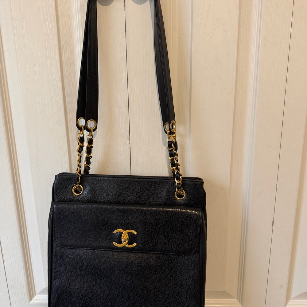 CHANEL Vintage Black Leather Shoulder Bag with CC Logo & CC Turn-Lock Closure - Picture 15 of 16